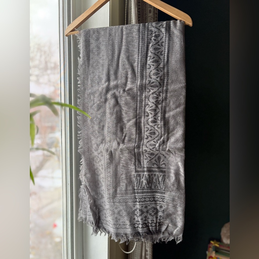 C’est Moi Gray Patterned Scarf